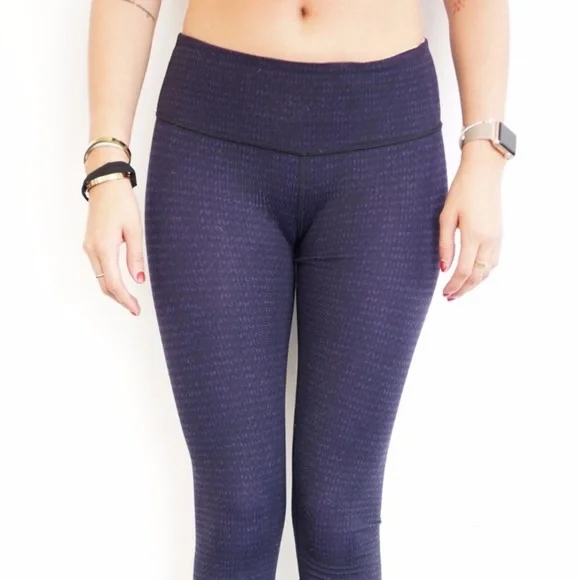 11. Lululemon Wunder Under Black Swan Sweater Print 4 - Picture 3 of 8